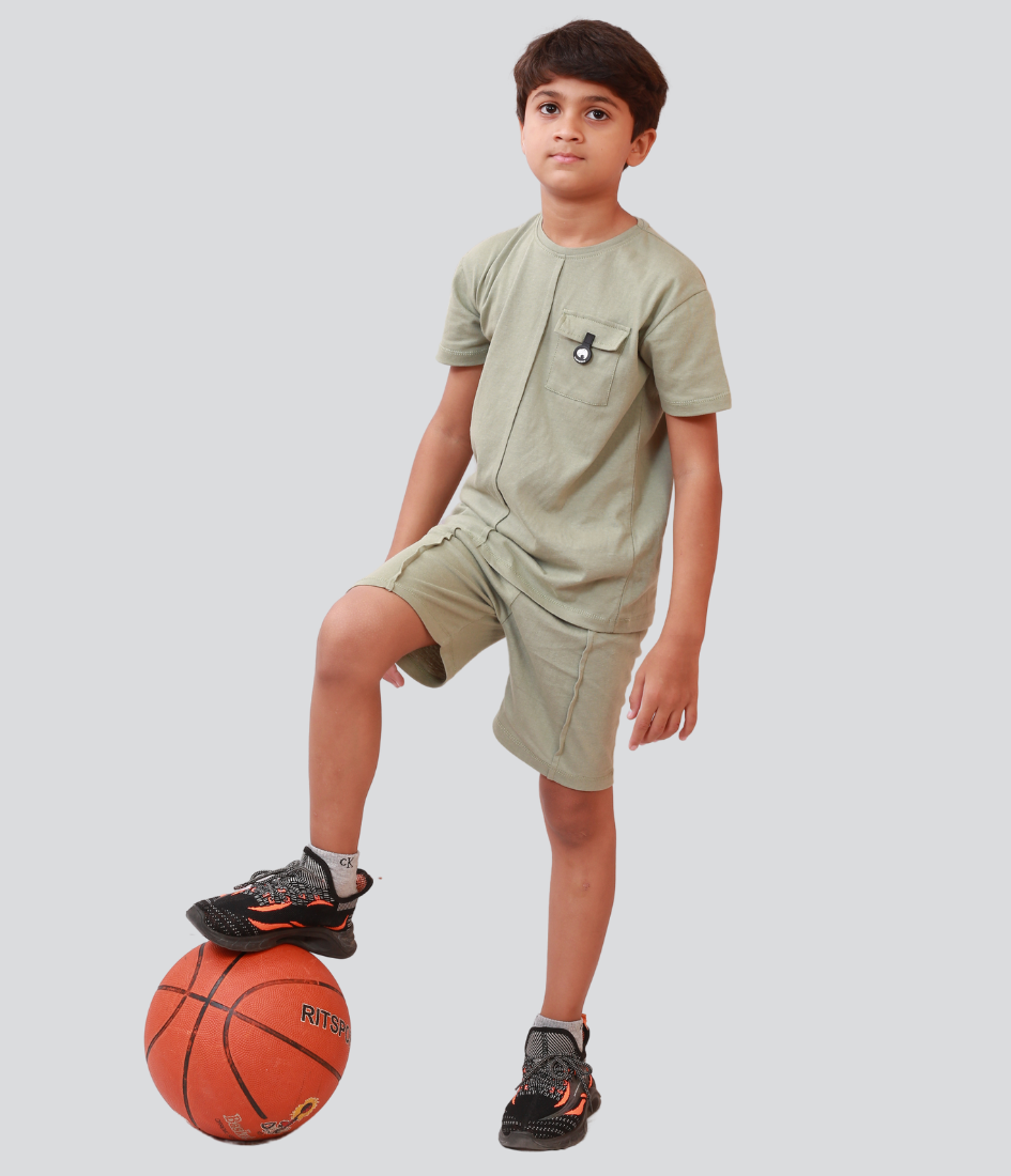 Pocket and label t-shirt with short Army green color
